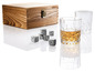 Whiskeygläser, Whisky-Steine in einer Holzkiste