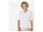 Model trägt ein weißes geripptes Poloshirt mit kurzen Ärmeln.