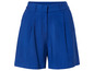 Blaue, gefaltete Damen-Shorts.