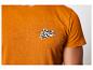 Ein orangefarbenes T-Shirt mit dem Logo 'Raw Denim'.