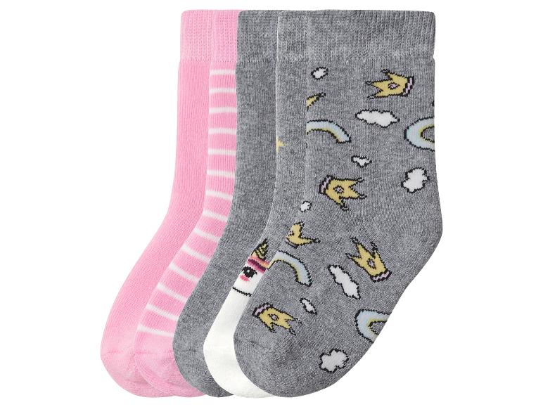 Vier Paar Kindersocken, zwei rosa und zwei graue mit Einhorn- und Kronenmustern.