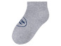 Graue Knöchelsocken mit blauem Logo.