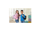 Zwei Kinder mit Rucksäcken und Anhängern, bereit für die Schule.