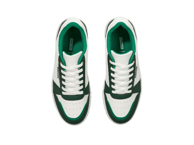 Ein Paar weiße Parkside-Sneaker mit grünen Details, Draufsicht