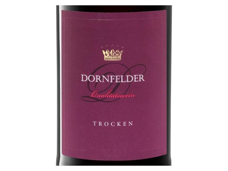 Nahaufnahme einer Weinflasche mit einem dunkelvioletten Etikett, das den Text „DORNFELDER Qualitätswein TROCKEN“ und eine goldene Krone zeigt.