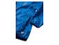 Blaue Jacke mit Spielzeugstein-Aufdruck und rotem Etikett.