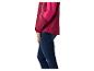 Frau trägt eine zweifarbige rosa und bordeauxfarbene Jacke mit dunkelblauen Jeans.