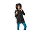 Frau in schwarzer Jacke und blauen Leggings mit Rucksack, lächelnd.