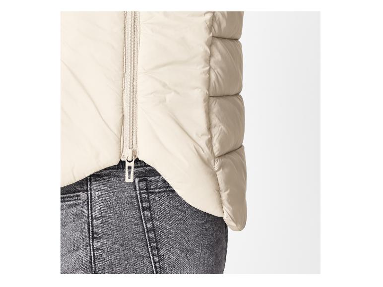 Hellbeige Steppweste mit Reißverschluss.