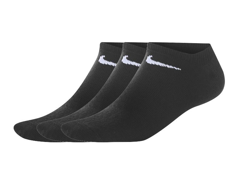 Drei Paar schwarze Socken mit weißem Logo.