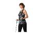 Frau in Tanktop und schwarzen Leggings trainiert mit einem Widerstandsband.