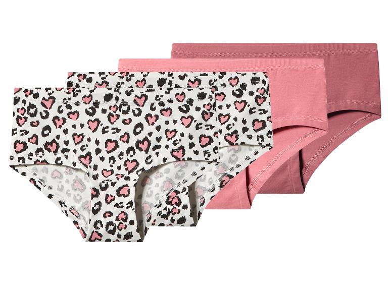 Drei Slips: einer mit Leopardenmuster und rosa Herzen, und zwei einfarbige in Rosa und Dunkelrosa.