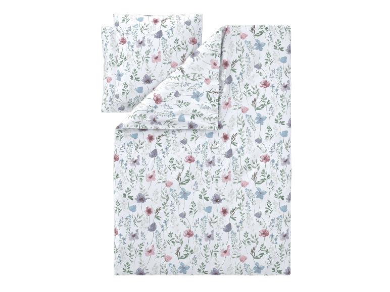 Bettwäsche-Set mit Bettbezug und Kissenbezug mit pastellfarbenem Blumenmuster auf weißem Grund.