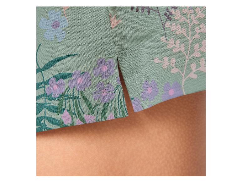 Detail eines mintgrünen Kleidungsstücks mit Blumenmuster und Seitenschlitzen.