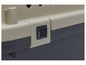Der Verschluss einer beigefarbenen Tiertransportbox.