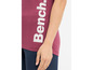 Ein rosafarbenes T-Shirt mit Bench-Logo.