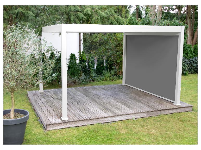 Moderne Pergola mit grauem Sonnensegel auf Holzterrasse.