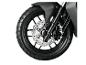 Motorrad-Vorderrad mit Scheibenbremse und Reifenprofil