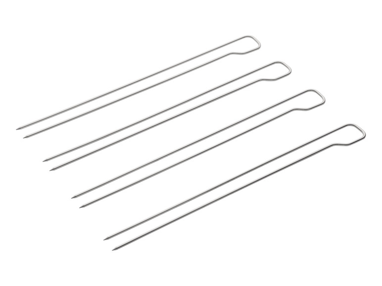Vier Spieße aus Metall zum Grillen.