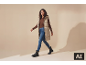 Frau in langer beiger Weste, braunem Pullover, Jeans und schwarzen Stiefeln