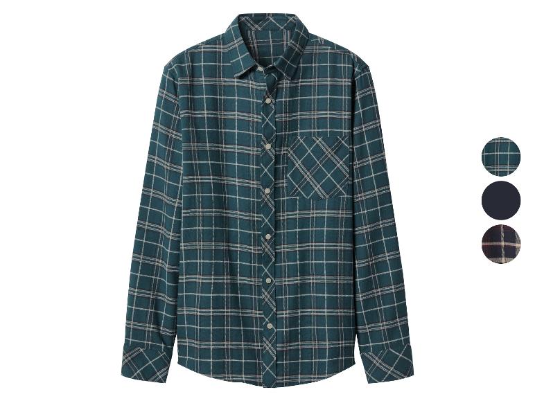 Ein grün-weiß kariertes Langarmhemd mit Brusttasche und Knöpfen.