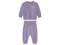 Ein lilafarbene Baby-Set mit einem Sweatshirt und Jogginghose.