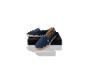Ein Paar blaue Wildleder-Espadrilles mit Jutesohle auf einem schwarzen Ständer.
