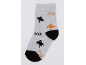 Graue Kindersocke mit schwarzen und orangefarbenen Geistern und orangefarbenem „BOO!“-Schriftzug.