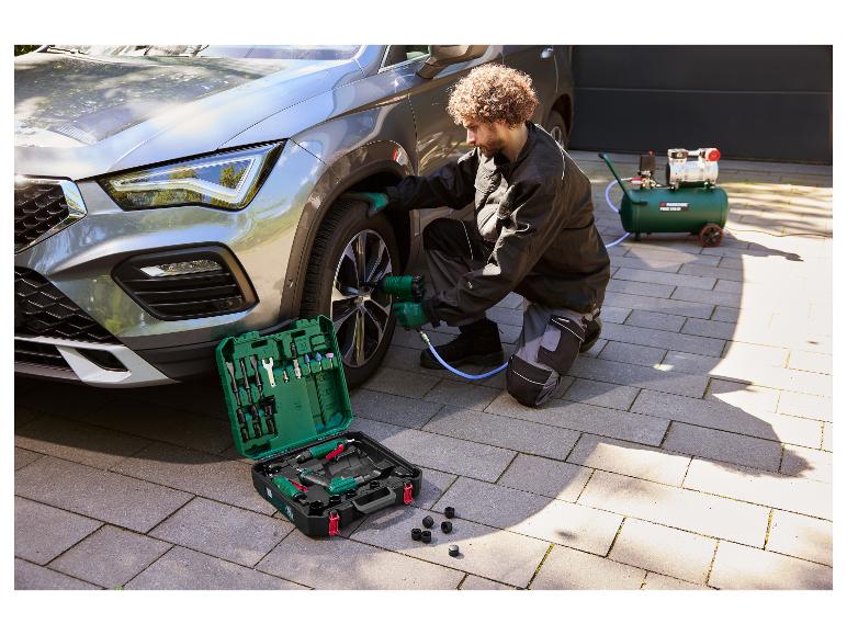 PARKSIDE® Druckluft-Werkzeugset im Einsatz beim Reifenwechsel an einem Auto.