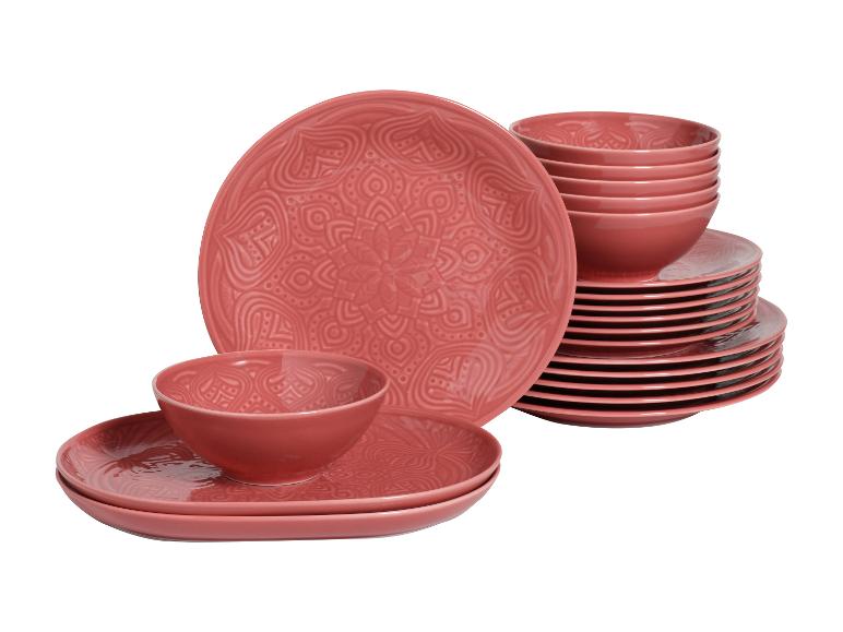 Ein Set rosa Teller und Schalen mit Mandala-Muster.