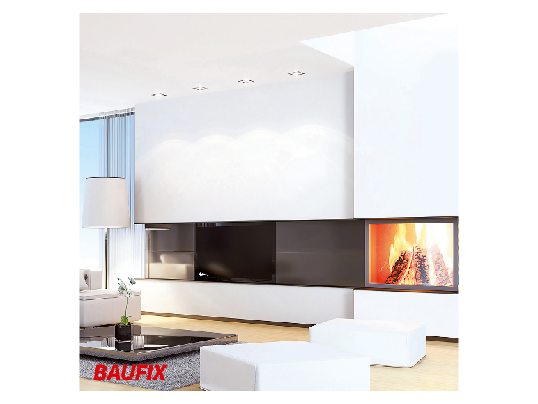 Moderne Möbel, Einbauleuchten und ein Baufix-Kamin in einem eleganten Wohnzimmer.
