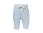 Hellblaue Musselin-Babyhose mit beigem Kordelzug.
