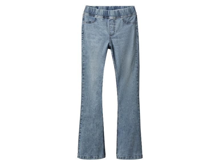 Hellblaue, ausgestellte Jeans für Kinder.