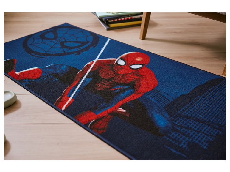 Ein blauer Teppich mit Spiderman-Motiv.