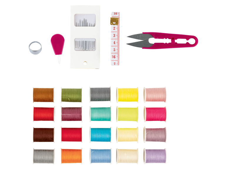 Ein Set mit Garn, Nadeln, Fingerhut und Schere.