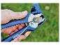 Blaue LIVARNO® FP222 Zaunzange mit Draht und Klammern in der Hand.