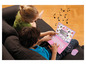 Zwei Kinder spielen mit einem rosa Disney Prinzessinnen Lexibook Laptop.