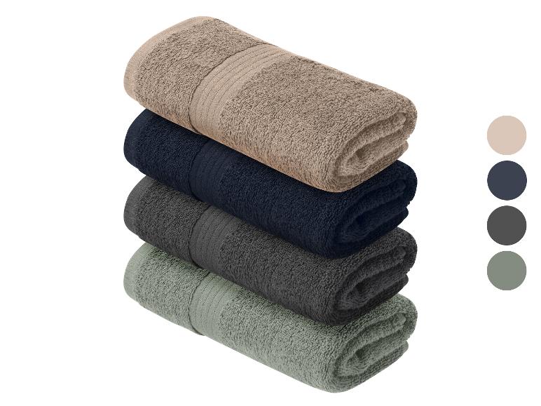 Stapel von vier gefalteten Handtüchern in Beige, Dunkelblau, Dunkelgrau und Salbeigrün.