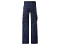 Dunkelblaue Cargohose mit mehreren Taschen.