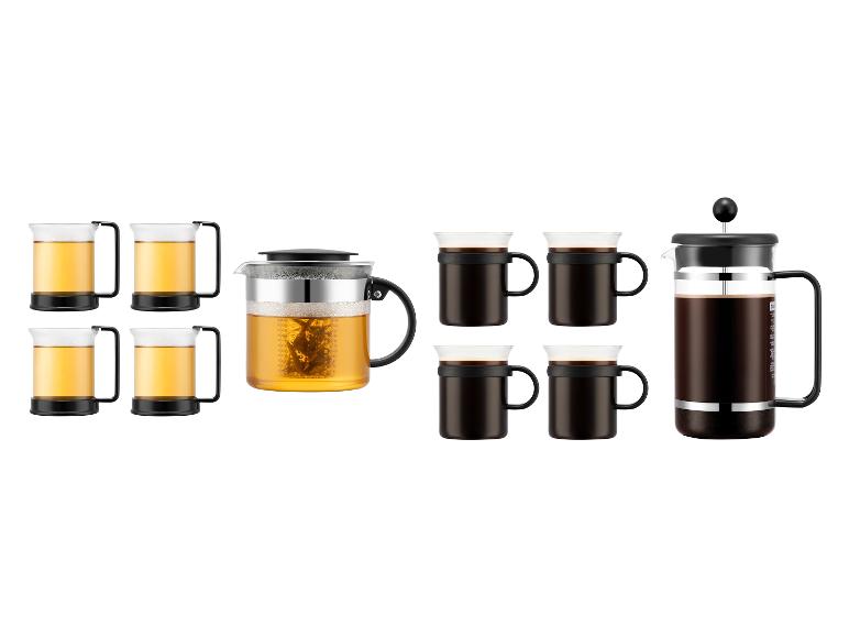 Tee- und Kaffeezubereitungsset: vier Teetassen, eine Teekanne und vier Kaffeetassen mit einer French Press.