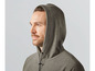 Ein Mann trägt einen grauen Kapuzenpullover.