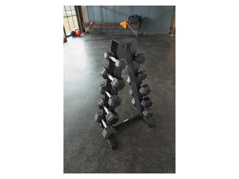 Schwarzes Hantelregal mit verschiedenen Hanteln in einem Fitnessstudio.