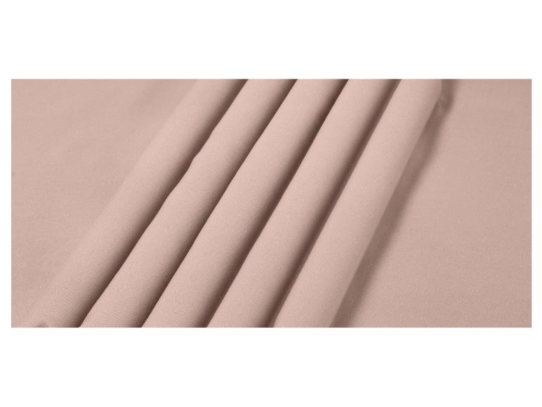Hellrosa Stoff mit diagonalen Falten