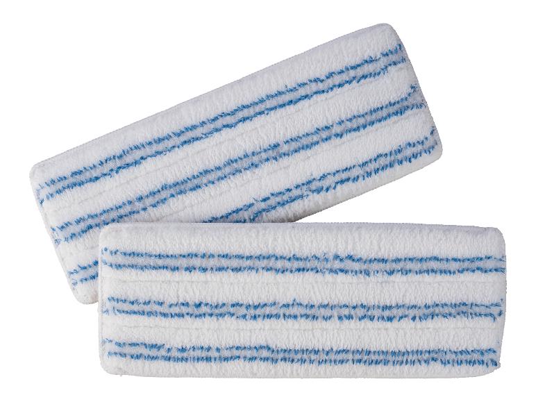 Zwei weiße Mopp-Ersatzbezüge mit blauen Streifen.