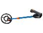 Spielzeug-Metalldetektor mit schwarzem Griff, blauem Stab und schwarzer Suchspule.