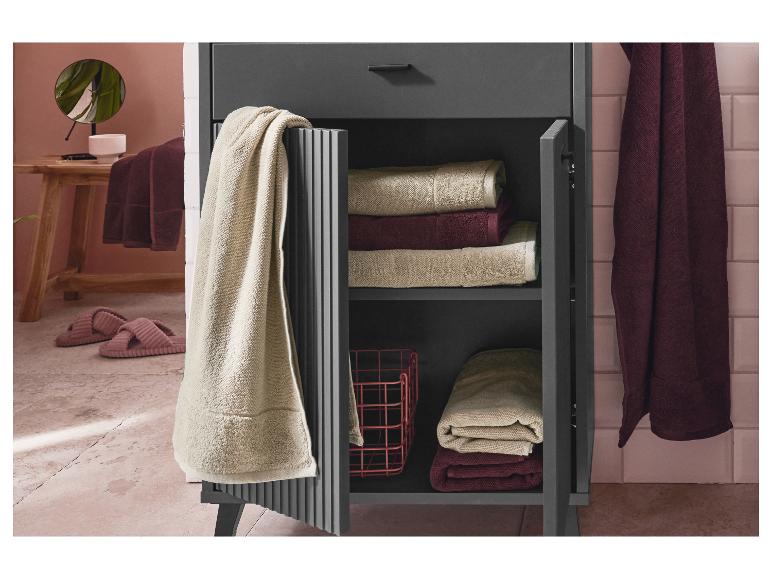 Grauer Badezimmerschrank mit Handtüchern und Zubehör.