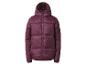 Lila Steppjacke mit Kapuze auf weißem Hintergrund