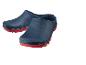 Blaue Clogs mit roter Sohle