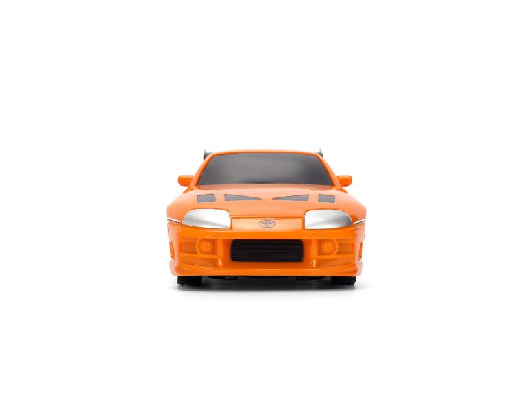 Orangefarbenes Spielzeugauto, ein Toyota Supra, von vorne auf weißem Hintergrund.