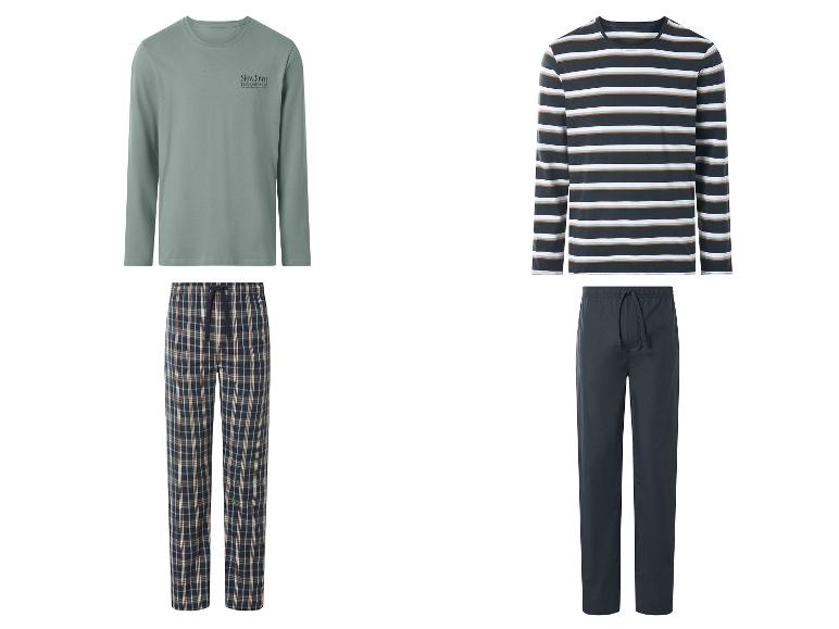 Zwei Herren-Pyjama-Sets: eines mit grünem Langarmshirt und karierter Hose, das andere mit gestreiftem Shirt und unifarbener dunkler Hose.
